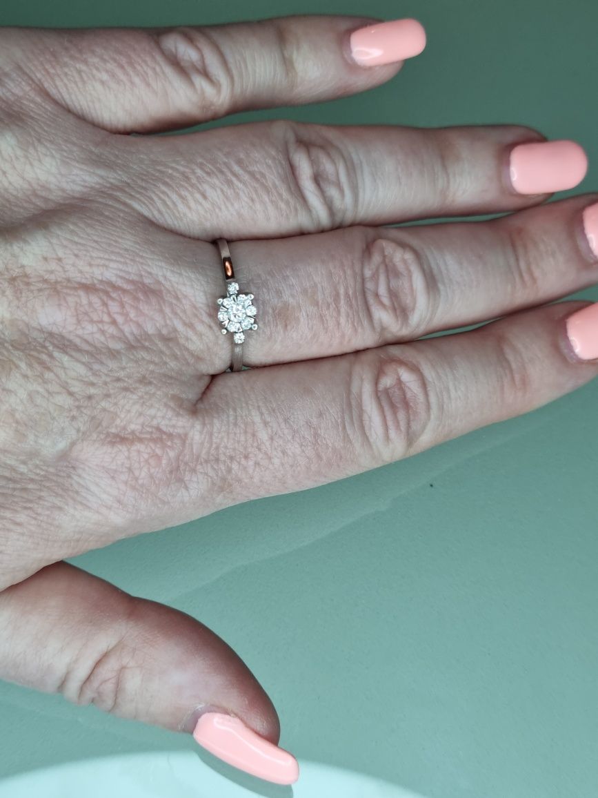 Золотое кольцо с бриллиантами. З діамантами.