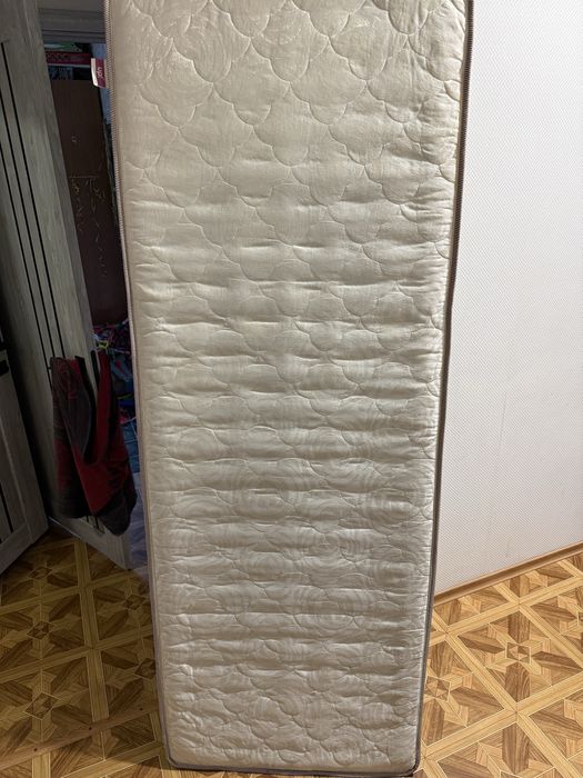 Матрас 190 см на 70 см.