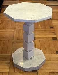 Marmurowy, oryginalny stolik boczny.
