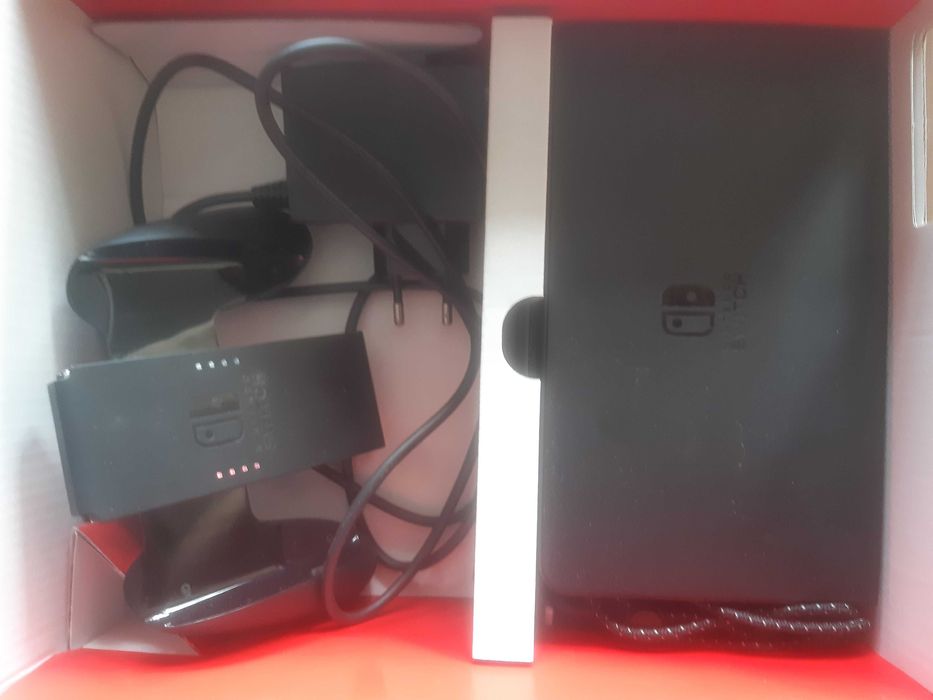 Nintendo Switch OLED plus 4 gry + etui + folia na ekran, na gwarancji.
