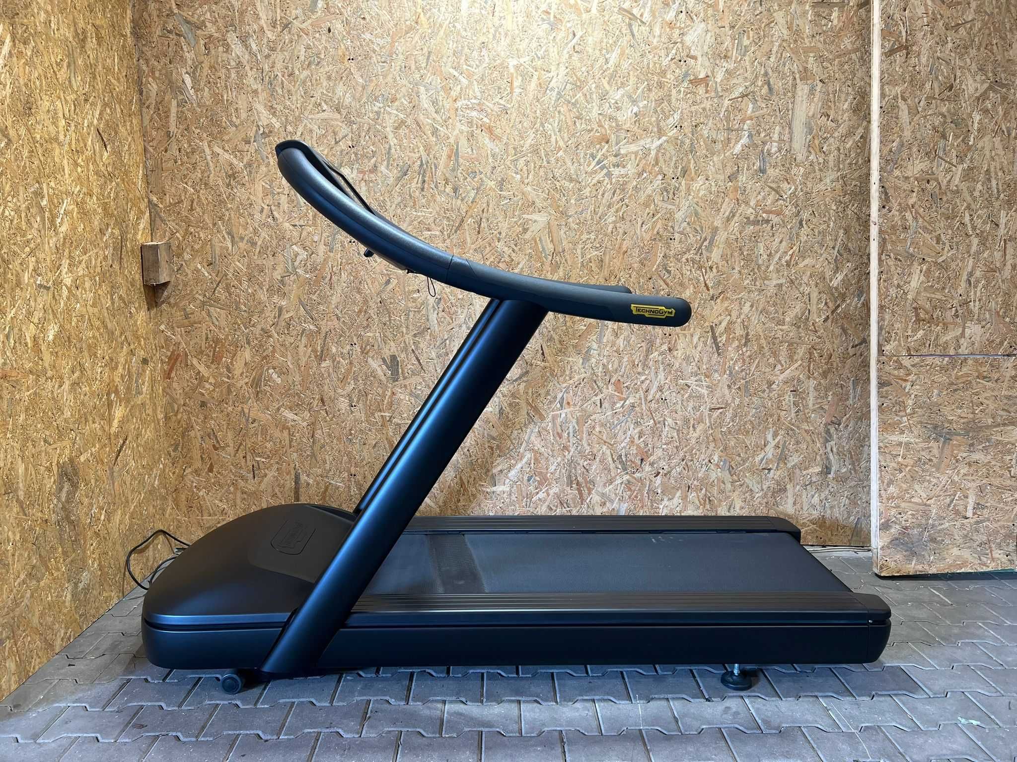 technogym run Unity 3.0 netflix youtube bieznia klubowa po renowacji