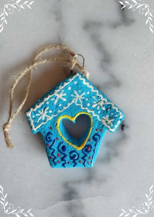 Подарочная игрушка на ёлку домик из глины ручной работы.