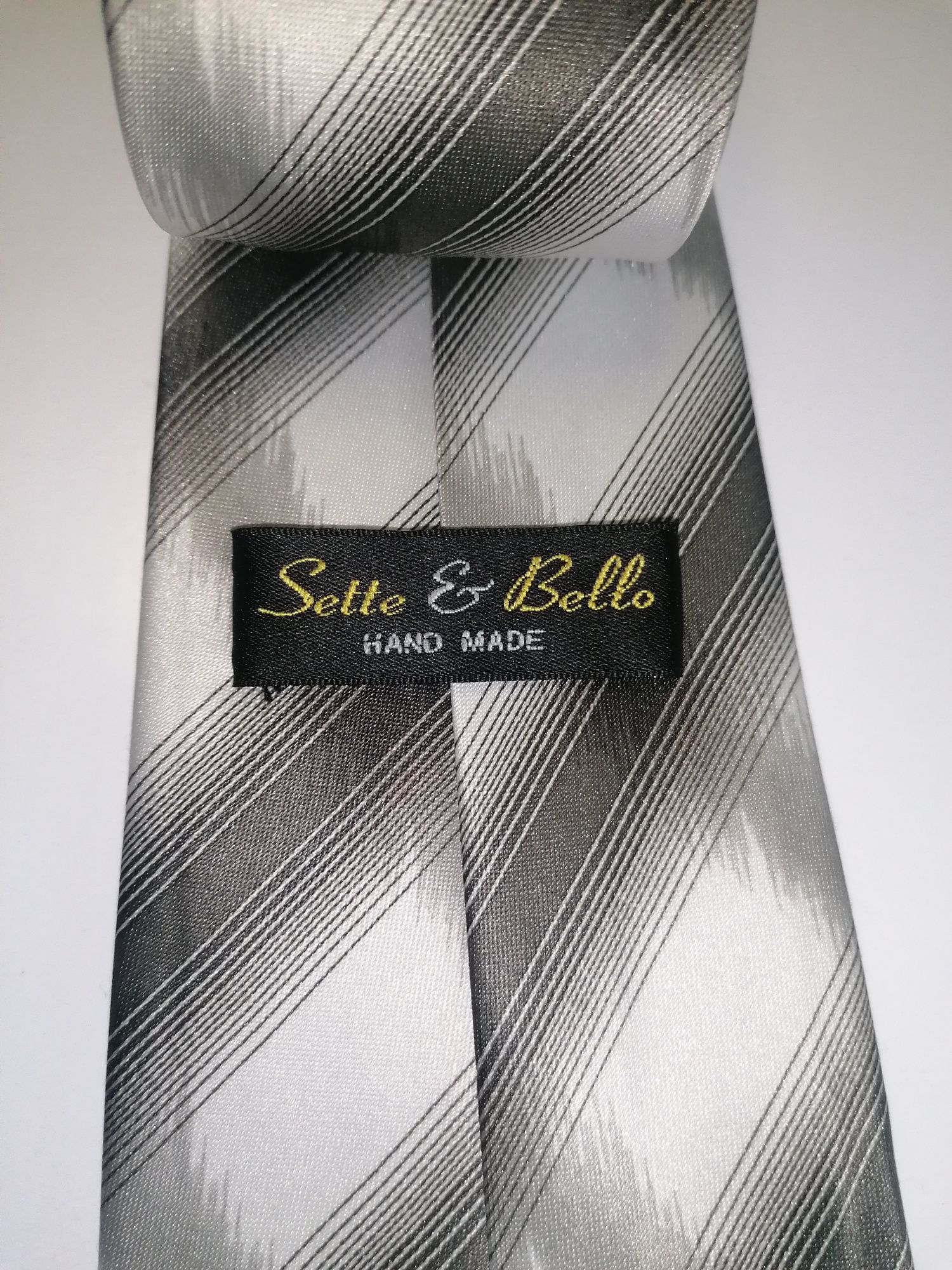 Krawat w czarno białe paski