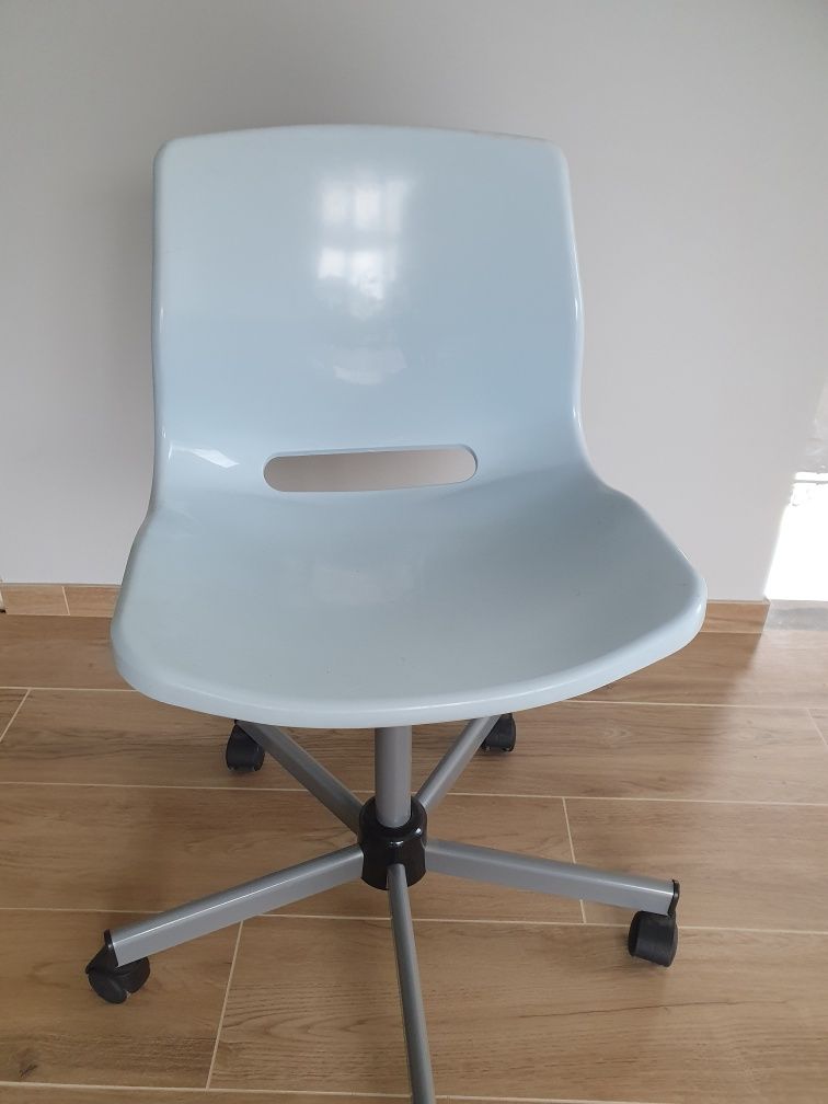 Krzesło obrotowe na kółkach Ikea jasnoniebieskie