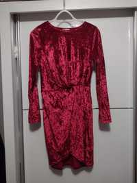 Czerwona welurowa sukienka z długim rękawem