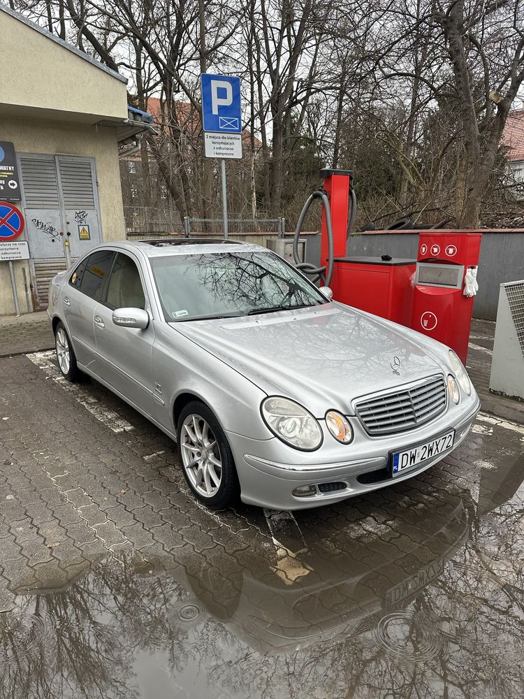 Mercedes-Benz W211 E320