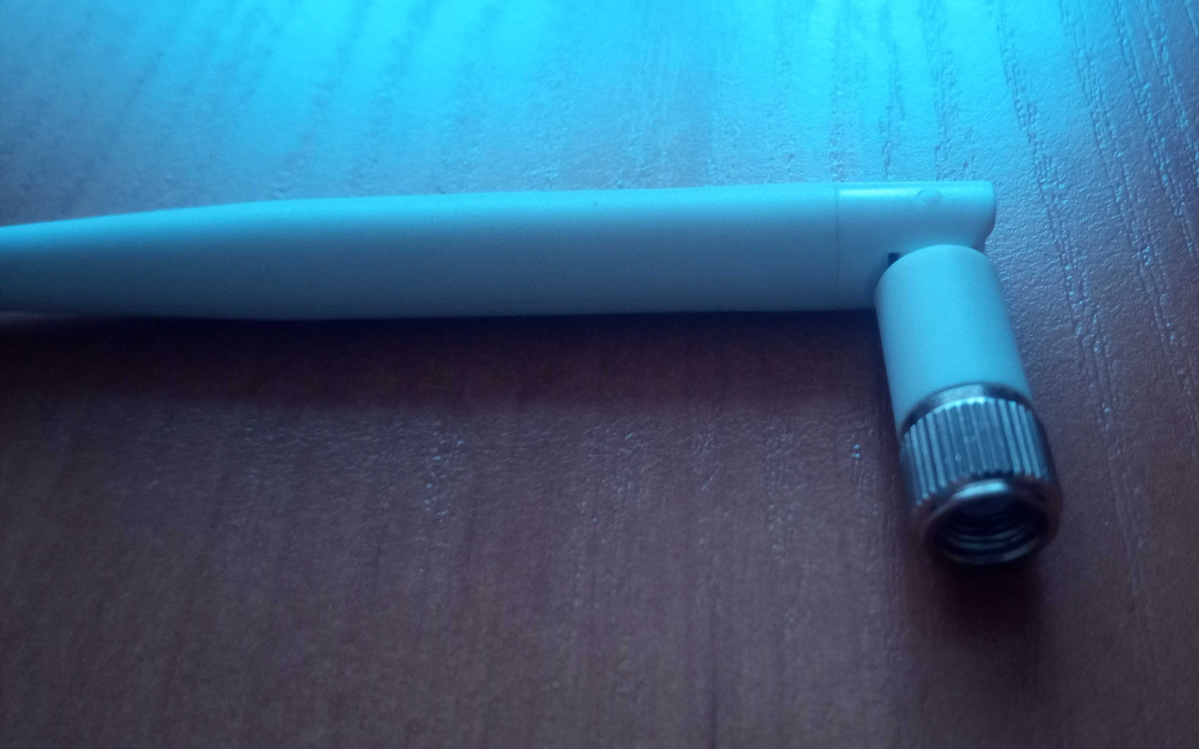 Antena Internetowa Wi-Fi 2.4Ghz do Routera wkręcana RP-SMA biała