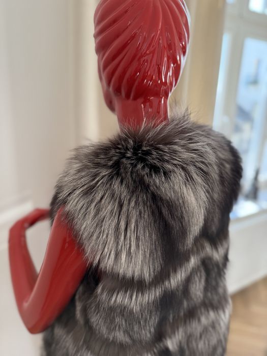 Kamizelka z naturalnego futra srebrnego lisa. Modny fason, stan bd.