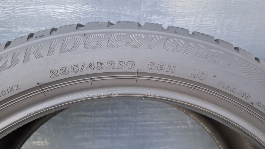 Bridgestone 235/45 R20 Blizzak