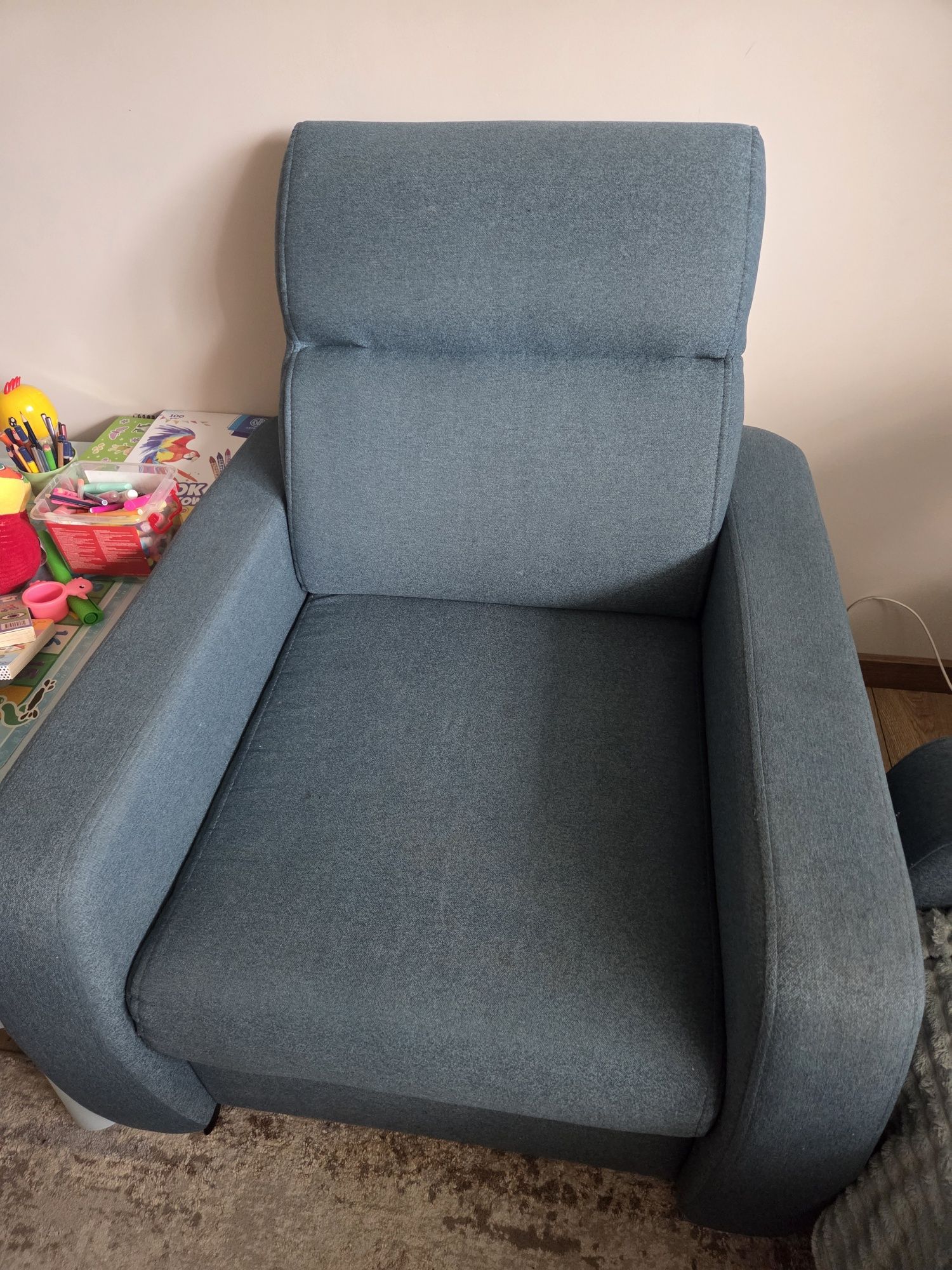 Sofa z fotelem i pufkami