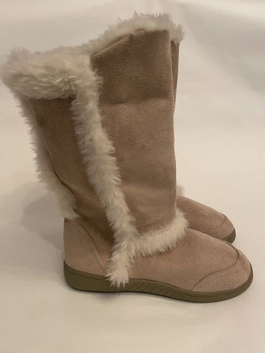 Демі чобітки, уггі, чоботи, унти, дутики.