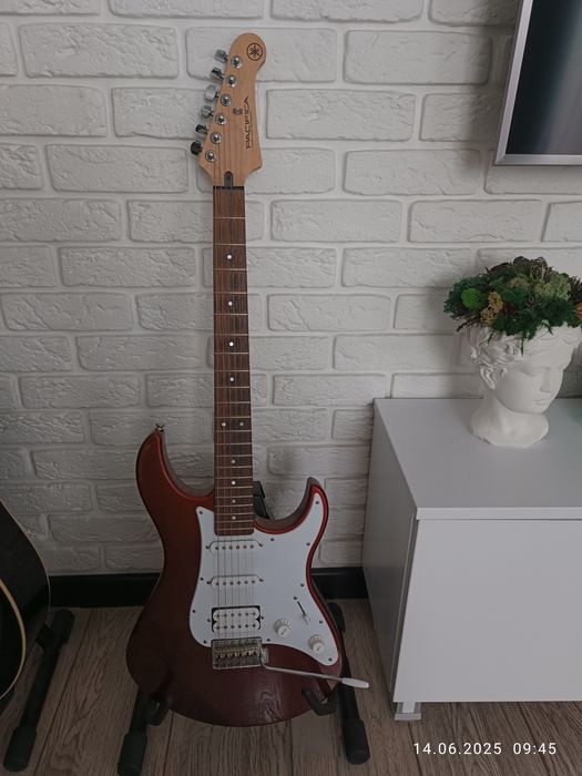 Продам гітару Yamaha Pacifica 112j RM