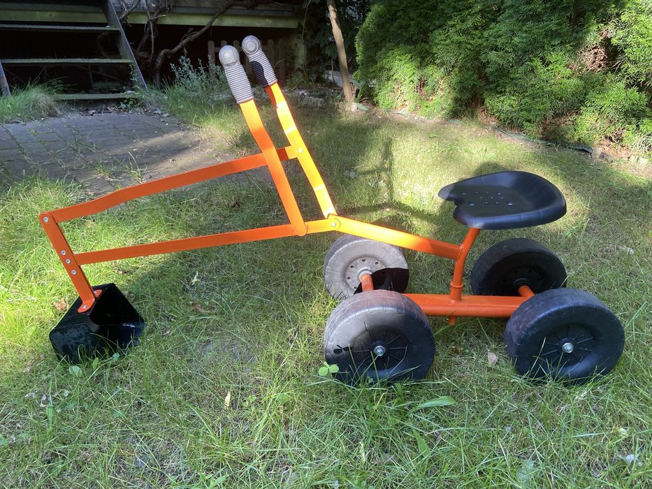 Zabawka koparka do piaskownicy