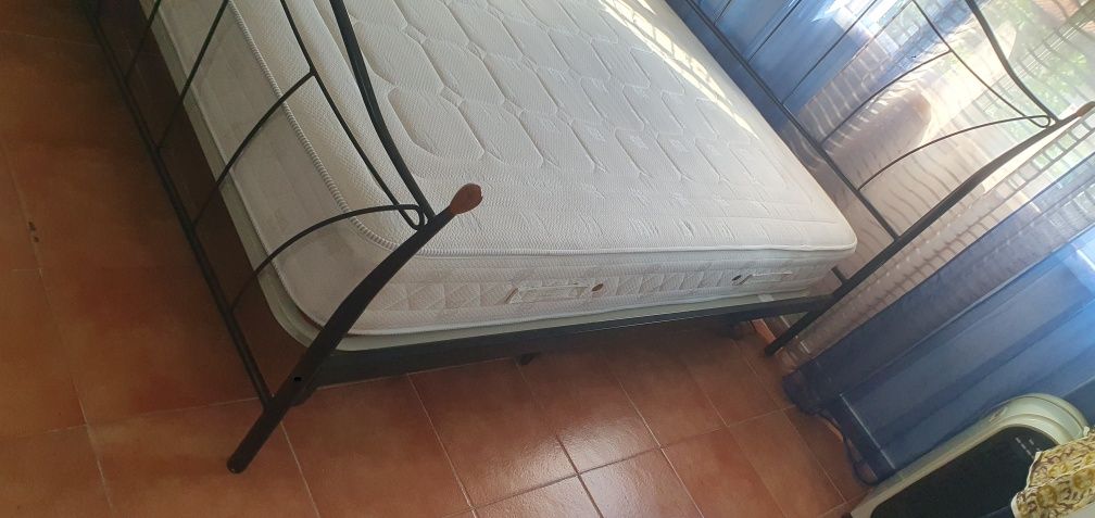 Cama casal com colchão