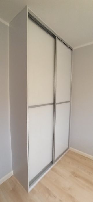 Szafa na wymiar z miejscem na wieszaki i półkami