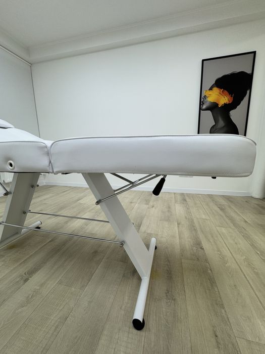 Косметологічна кушетка для салону краси.