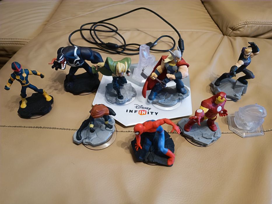 Disney Infinity 2.0 na PS4 + komplet figurek Marvela