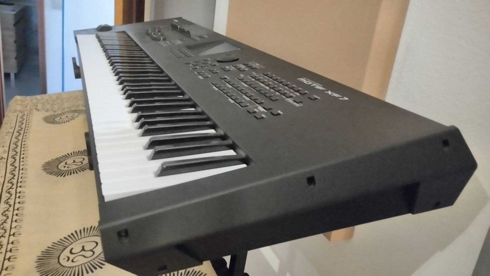 Yamaha Motif XF7 (Flash 1 Gb + Case)