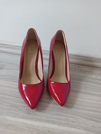 Czerwone buty na obcasie