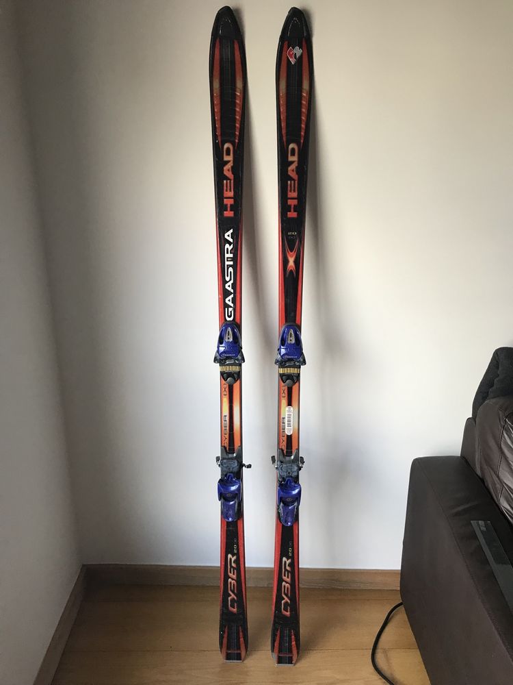 Vendo um par de skis da Head