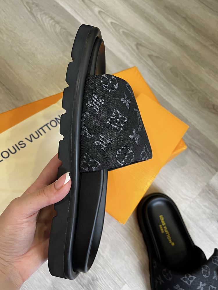 Шльопанці LV нові