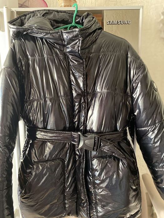 Стильная чёрная зимняя дутая куртка лак зимова курточка зима с поясом