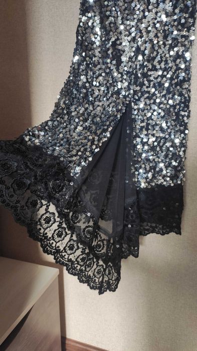 Красивое нарядное платье в пайетках со шлейфом