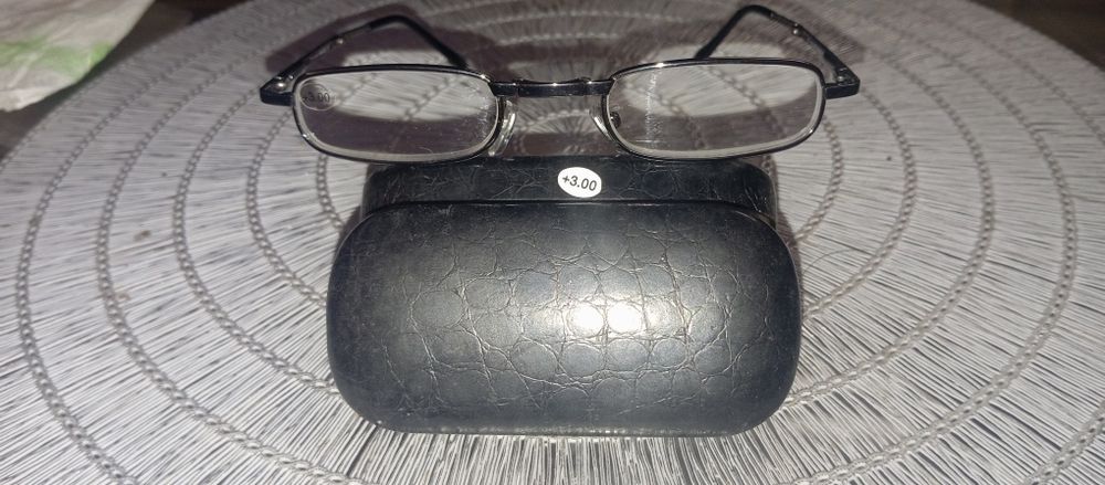 Kieszonkowe okulary do czytania +3.00