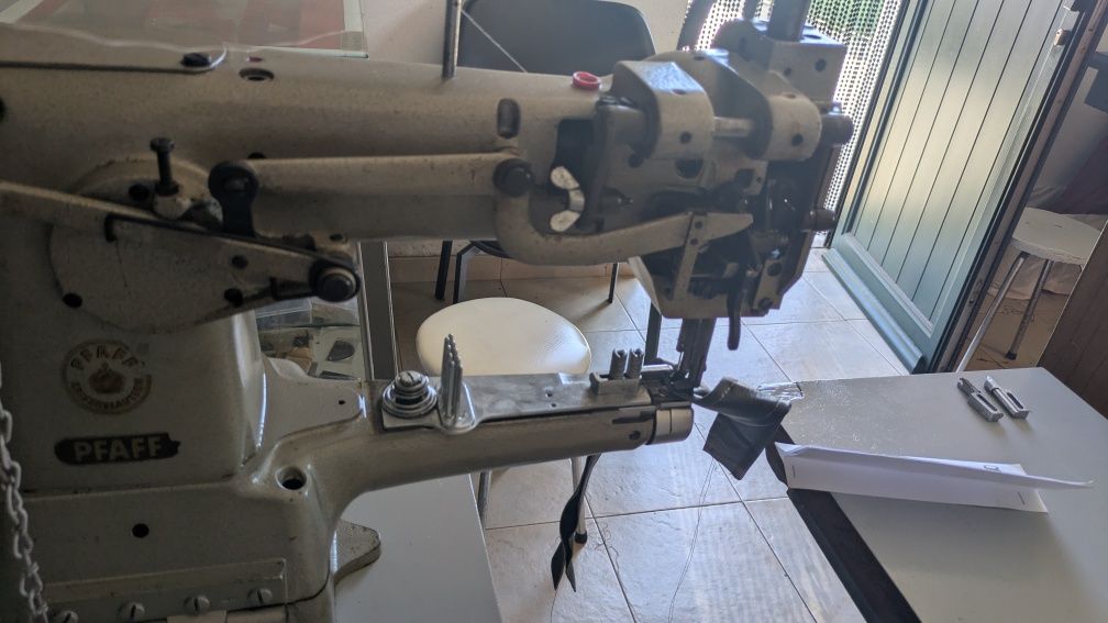 Máquina costura triplo arrasto Pfaff 335 motor monofásico.