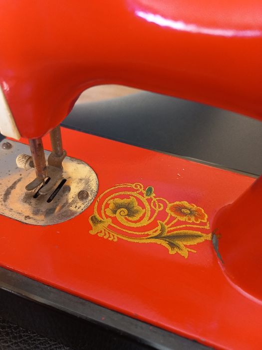 Продам детскую швейную машинку.