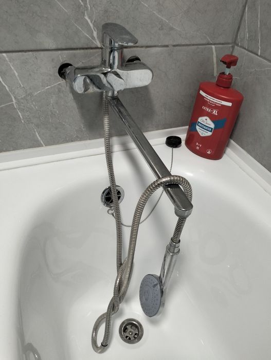 Змішувач має хромоване покриття.
Він оснащений двома ручками (вентилям