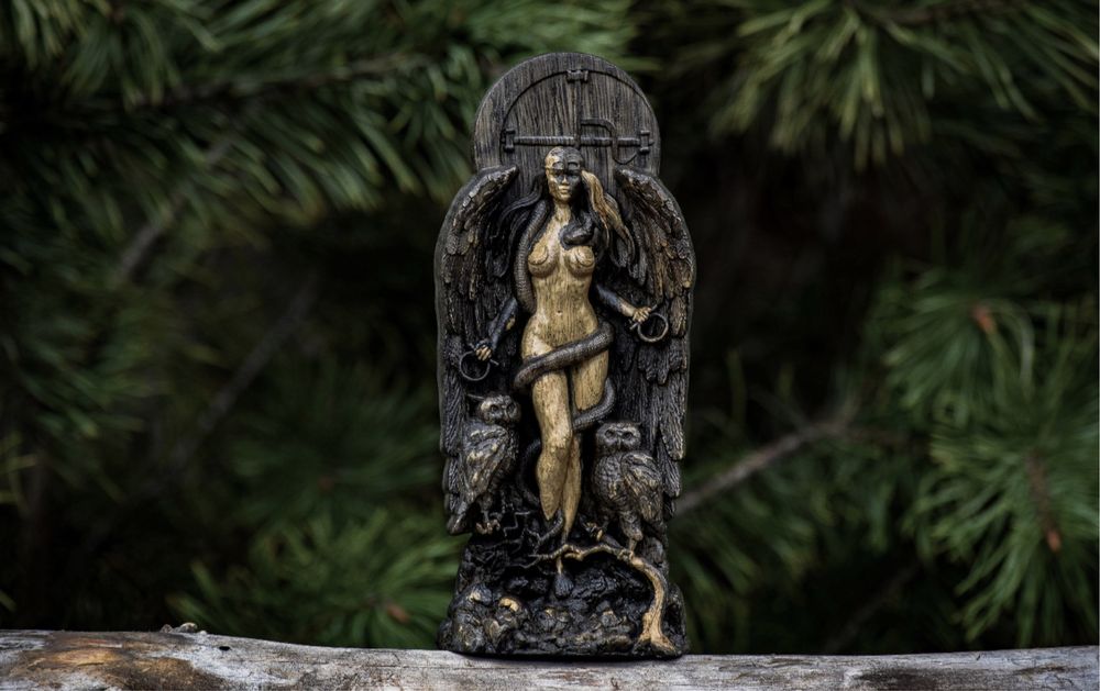 Статуетка з дерева - богиня Ліліт.