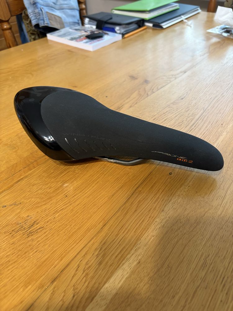 Siodełko szosowe fizik arione tri 2