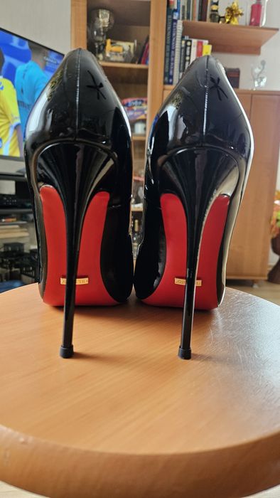 Szpilki nr 39 skóra lakierowana czerwone podeszwy - nowe