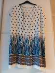 Vestido curto creme com padrão azul
