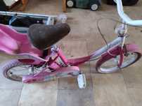2 por preço uma Bicicleta criança pequena precisa limpeza encher pneu
