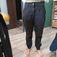 Czarne spodnie gumki w kostkach