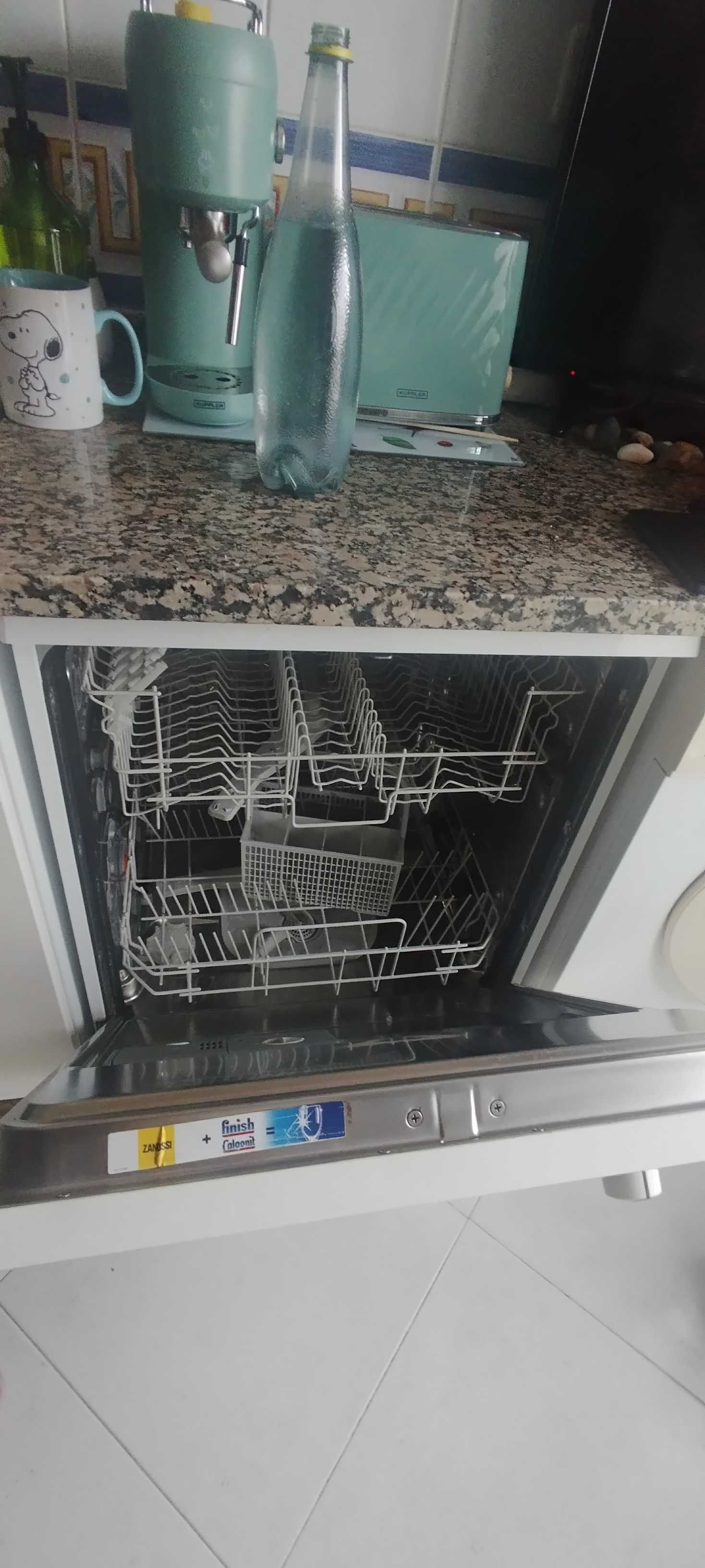 Máquina loiça Zanussi avariada