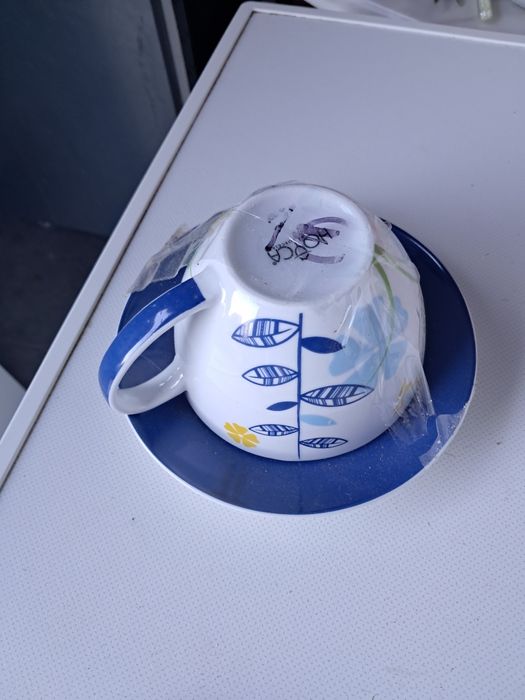 Tigela de pequeno almoço com pires