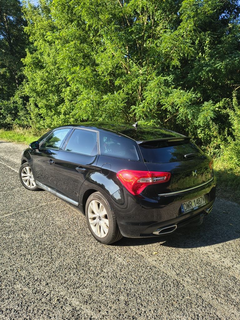Auto osobowe DS 5