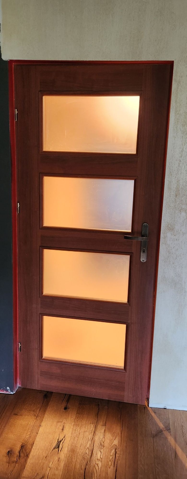 Drzwi z listwami i futryną