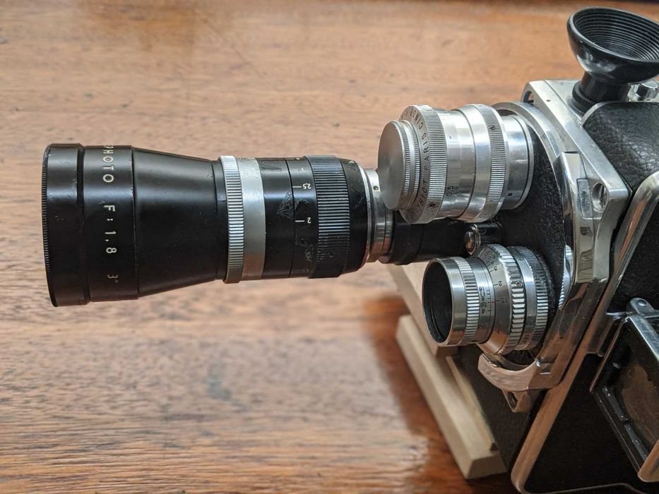 câmera analógica bolex,  e um projetor de filme