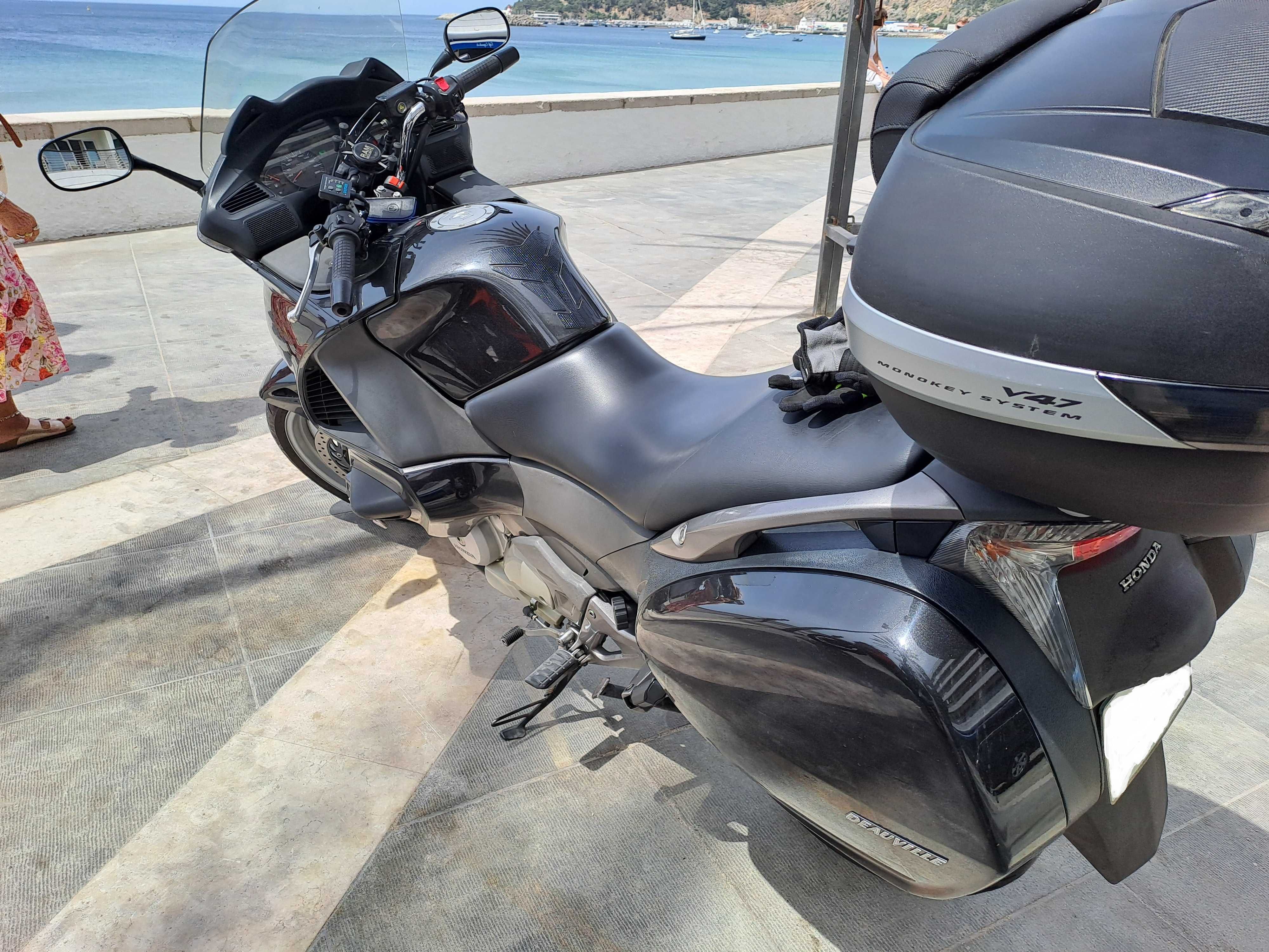 Honda Deauville 700, de 2011, com 36 000Km