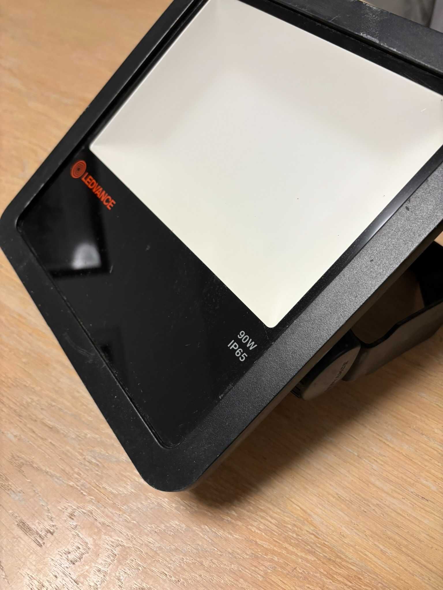 Bardzo mocny naświetlacz LEDVANCE LED 90W 4000K 10000lm IP65 Czarny