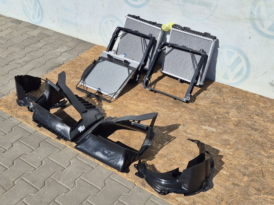 Taycan радіатор кріплення радиатор охлаждения правий левий Порше Тайка