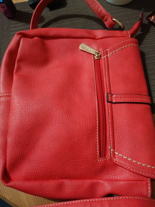 Malinowa torebka na ramię