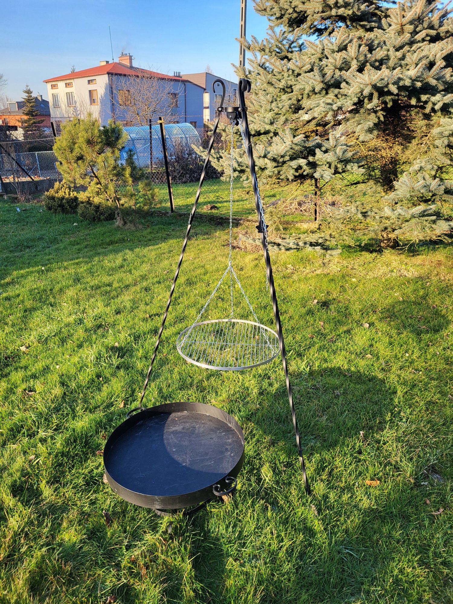 Grill ogrodowy na trójnogu, trójnóg, ruszt, palenisko.