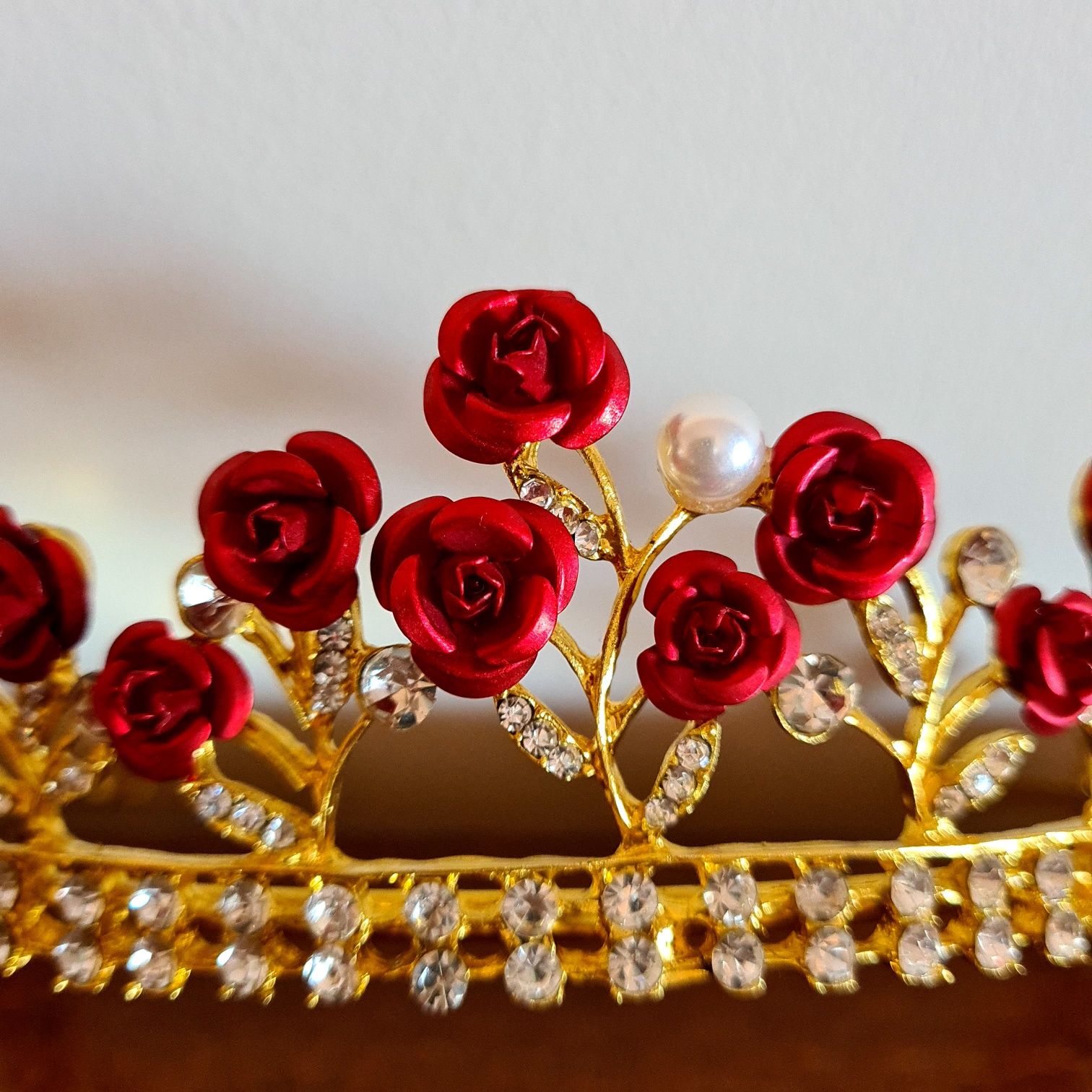 Tiara com rosas vermelhas, pérolas e brilhantes