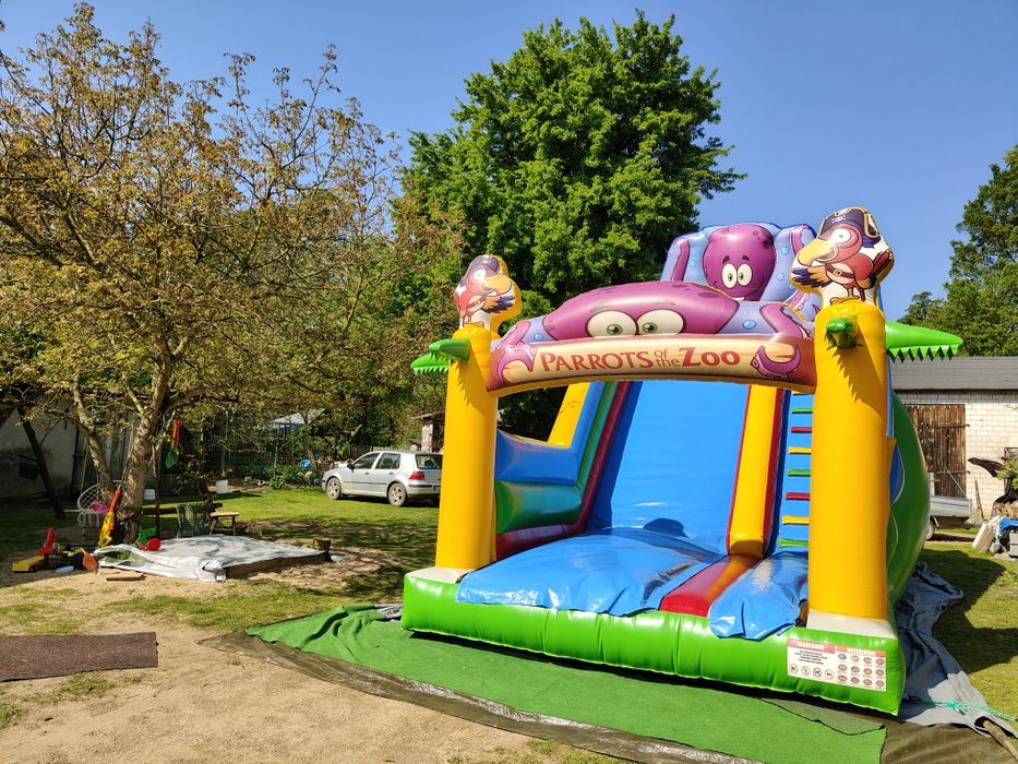 Zjeżdzalnia dmuchana oraz skakaniec :)