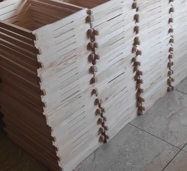 Пасіка, бджоли, пакети, вулики, рамки.